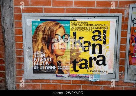 Splendida arte murale di Lisbona: Vivaci murales mostrano la ricca diversità culturale e lo spirito creativo della città Foto Stock