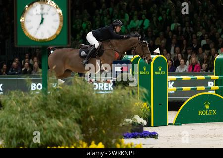 DenBosch, Paesi Bassi - 9 marzo 2024. Gudrun Patteet del Belgio in sella alla Sea Coast Monalisa Va't Paradijs compete nella classe Indoor Derby di 1,45 m a. Foto Stock