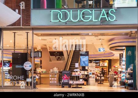 Große Douglas Filiale im Kölner Hauptbahnhof *** grande negozio Douglas presso la stazione centrale di Colonia Nordrhein-Westfalen Deutschland, Germania GMS11199 Foto Stock