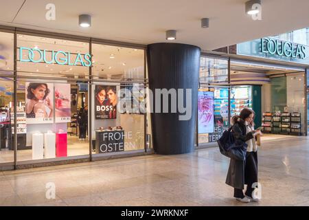 Große Douglas Filiale im Kölner Hauptbahnhof *** grande negozio Douglas presso la stazione centrale di Colonia Nordrhein-Westfalen Deutschland, Germania GMS11201 Foto Stock