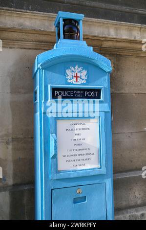 Telefono pubblico originale blu PA3 della polizia / casella di chiamata pubblica della polizia, City of London, Regno Unito. Storicamente utilizzato dalla polizia o per contattare la polizia. Foto Stock