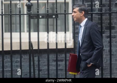 Londra, Regno Unito. 13 marzo 2024. Il primo ministro britannico Rishi Sunak lascia Downing Street per i PMQ. Credito: Justin ng/Alamy Live News. Foto Stock