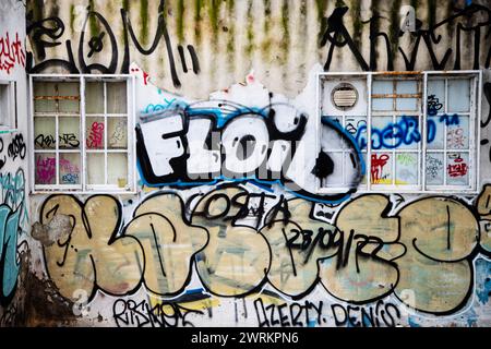 Splendida arte murale di Lisbona: Vivaci murales mostrano la ricca diversità culturale e lo spirito creativo della città Foto Stock