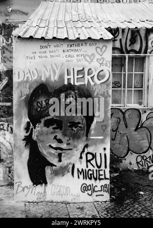 Splendida arte murale di Lisbona: Vivaci murales mostrano la ricca diversità culturale e lo spirito creativo della città Foto Stock