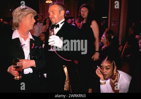 Gay uomini Regno Unito 1990 anni Manchester Pride Festival, Lavender Ball un paio di uomini gay apprezzano l'atmosfera della festa del concerto. Manchester, Lancashire, Inghilterra agosto 1999. HOMER SYKES Foto Stock