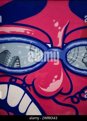 Splendida arte murale di Lisbona: Vivaci murales mostrano la ricca diversità culturale e lo spirito creativo della città Foto Stock