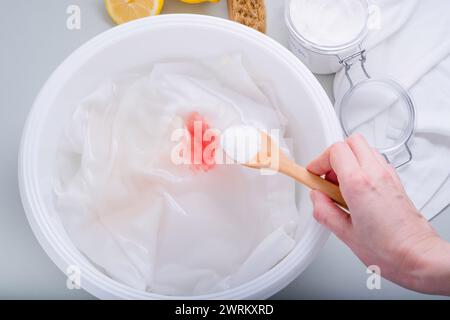 Eco-compatibile fatto in casa, rimozione delle macchie sui vestiti con bicarbonato. Prodotti per la pulizia naturale. concetto di colorazione della vita quotidiana. vista dall'alto. Foto Stock