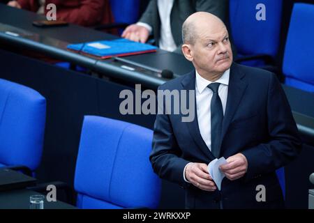 Befragung des Bundeskanzlers im Deutschen Bundestag Bundeskanzler Olaf Scholz SPD mit besonderem Blick vor seiner Befragung der Bundesregierung/ des Bundeskanzler bei der 156. Sitzung des Deutschen Bundestag a Berlino, 13.03.2024 Berlin Berlin Deutschland *** interrogazione del Cancelliere federale del Bundestag tedesco Olaf Scholz SPD con particolare attenzione prima di interrogarsi sul governo federale del Cancelliere federale alla 156a sessione del Bundestag tedesco a Berlino, 13 03 2024 Berlino Berlino Berlino Germania Foto Stock