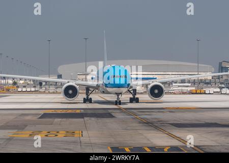 Vista frontale parcheggio commerciale per aeroplani, pronto per il rullaggio, sono presenti passeggeri a bordo delle scale. Moderno aereo passeggeri a reazione di nuova generazione Foto Stock