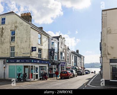 Negozi a Fore Street, Torpoint nel sud-est della Cornovaglia. L'estremità inferiore guarda verso il fiume Tamar e il monte Edgcumbe. Foto Stock