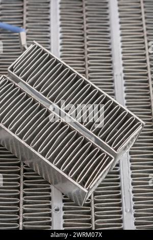 Immagine ravvicinata del modulo riscaldatore in ceramica PTC (coefficiente di temperatura positivo) senza marchio con alette a zig-zag per la conduzione del calore. Per il risparmio energetico. Foto Stock