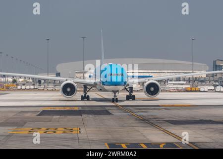 Vista frontale parcheggio commerciale per aeroplani, pronto per il rullaggio, sono presenti passeggeri a bordo delle scale. Moderno aereo passeggeri a reazione di nuova generazione Foto Stock