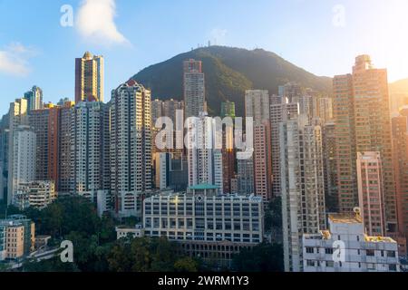 Vista della città dell'edificio dei grattacieli di Hong Kong, del paesaggio urbano che sorvola gli edifici di sviluppo della città di Hong Kong, dell'area residenziale sullo sfondo Foto Stock