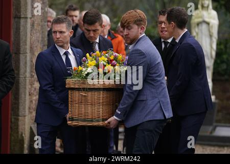 Il fratello di Nick Sheridan Brian (in prima a sinistra) aiuta a portare la bara del funerale del presentatore televisivo e giornalista, alla St Ibar's Church di Castlebridge, Co Wexford. Sheridan è morto all'età di 32 anni dopo una "breve malattia”. Data foto: Mercoledì 13 marzo 2024. Foto Stock