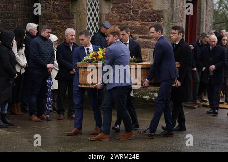 Il fratello di Nick Sheridan Brian (in prima a sinistra) aiuta a portare la bara del funerale del presentatore televisivo e giornalista, alla St Ibar's Church di Castlebridge, Co Wexford. Sheridan è morto all'età di 32 anni dopo una "breve malattia”. Data foto: Mercoledì 13 marzo 2024. Foto Stock