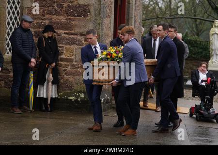 Il fratello di Nick Sheridan Brian (in prima a sinistra) aiuta a portare la bara del funerale del presentatore televisivo e giornalista, alla St Ibar's Church di Castlebridge, Co Wexford. Sheridan è morto all'età di 32 anni dopo una "breve malattia”. Data foto: Mercoledì 13 marzo 2024. Foto Stock