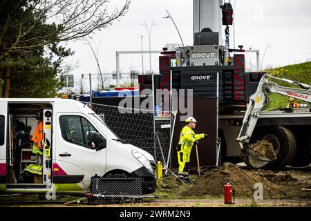 EINDHOVEN - servizi di emergenza e dipendenti dell'operatore di rete Enexis a Eindhoven, dove un grande gasdotto rischia di collassare. I servizi di emergenza hanno chiuso l'area. Il gasdotto ad alta pressione si trova nel viadotto A2, vicino all'ingresso del campus High Tech. ANP ROB ENGELAAR netherlands Out - belgio Out Foto Stock