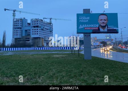 Kaliningrad, Russia. 12 marzo 2024. Un manifesto elettorale davanti alla camera dei consiglieri mostra il candidato Vladislav Davankov. I sondaggi vicini al Cremlino hanno messo i russi nell'umore di una grande vittoria per Putin in carica in vista delle elezioni presidenziali di domenica scorsa, dopo l'esclusione dell'opposizione. I tre concorrenti, che appoggiano apertamente Putin o sono chiaramente in linea con il Cremlino, sono considerati non avere alcuna possibilità con tra il cinque e il sei per cento dei voti ciascuno. Crediti: Andre Ballin/dpa/Alamy Live News Foto Stock