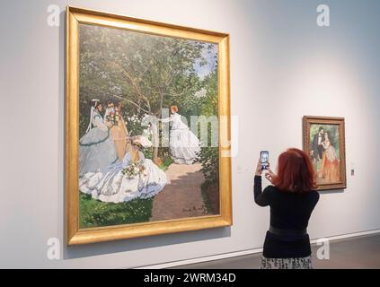 Ausstellung 1863 - PARIGI - 1874: Rivoluzione in der Kunst - Vom Salon zum Impressionismus im Wallraf-Richartz-Museum di Koeln. Foto vom 13.03.2024: Claude Monet 1840-1926, Frauen im Garten , 1866/67, OEL auf Leinwand MIT der Sonderausstellung vom 15. Maerz bis zum 28. Juli zeichnet das Koelner Museum den spannenden Weg der franzoesischen Malerei nach und praesentiert ein faszinierendes Panorama an Kuenstlern, Stilrichtungen, Gattungen und Motiven. Siehe epd-Meldung vom 13.03.2024 SOLO USO EDITORIALE *** Mostra 1863 PARIGI 1874 Rivoluzione d'Arte dal Salon all'Impressionismo al Wallraf Richa Foto Stock