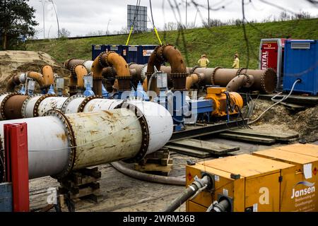 EINDHOVEN - servizi di emergenza e dipendenti dell'operatore di rete Enexis a Eindhoven, dove un grande gasdotto rischia di collassare. I servizi di emergenza hanno chiuso l'area. Il gasdotto ad alta pressione si trova nel viadotto A2, vicino all'ingresso del campus High Tech. ANP ROB ENGELAAR netherlands Out - belgio Out Foto Stock