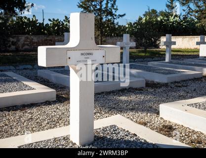 La tomba di un ignoto soldato francese libero nel cimitero militare francese della seconda guerra mondiale a Takrouna, in Tunisia. Foto Stock