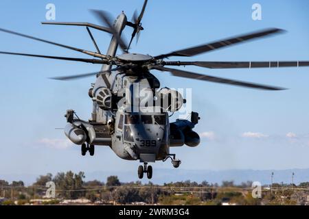 Un elicottero CH-53E Super Stallion del corpo dei Marines degli Stati Uniti assegnato al Marine Heavy Helicopter Squadron (HMH) 462, Marine Aircraft Group 16, 3rd Marine Foto Stock