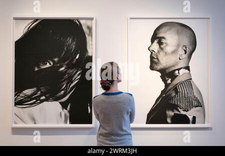 Cromwell Place Londra, Regno Unito. 13 marzo 2024. Una mostra di fotografie del fotografo britannico Rankin: Sound Off, Musicians 1990-2023 di Tin Man Art Immagine (da l a r): Bjork: Nanu Nanu Bjork Calling, 1995; Michael Stipe: Revolution in the Head, 2000. Crediti: Malcolm Park/Alamy Live News Foto Stock