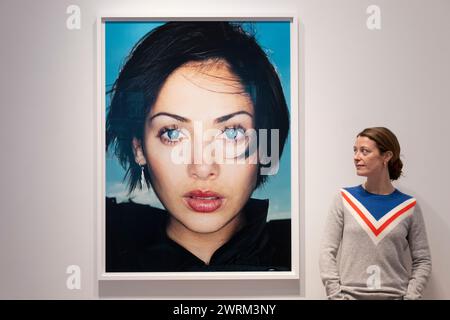 Cromwell Place Londra, Regno Unito. 13 marzo 2024. Una mostra di fotografie del fotografo britannico Rankin: Sound Off, Musicians 1990-2023 di Tin Man Art Immagine : Natalie Imbruglia: Sinistra del mezzo, 1997. Crediti: Malcolm Park/Alamy Live News Foto Stock