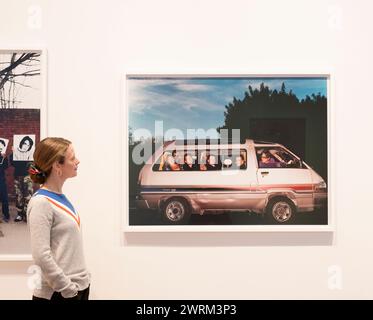 Cromwell Place Londra, Regno Unito. 13 marzo 2024. Una mostra di fotografie del fotografo britannico Rankin: Sound Off, Musicians 1990-2023 di Tin Man Art Immagine: Pulp: We Love Life, 2001. Crediti: Malcolm Park/Alamy Live News Foto Stock