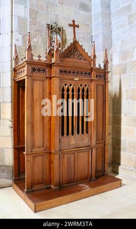 Confessionale in legno nella chiesa cattolica romana Colegiata di San Miguel Aguilar de Campoo Palencia Castiglia e Leon Spagna Foto Stock