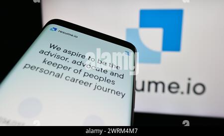 Telefono cellulare con sito web della società olandese Resume.io di fronte al logo aziendale. Mettere a fuoco in alto a sinistra sul display del telefono. Foto Stock