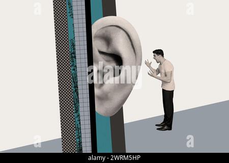 Collage fotografico composito di giovane uomo irritato urlare enorme sordo udito mani arrabbiate problema di onda guasto isolato su sfondo dipinto Foto Stock