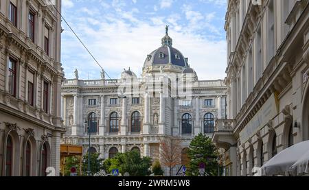 Vienna, Austria. Museo di storia naturale e storia dell'arte (Kunsthistorisches and Naturhistorisches) su Maria Theresa platz Foto Stock