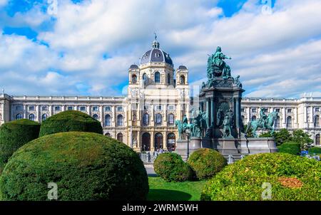 Vienna, Austria. Museo di storia naturale e storia dell'arte (Kunsthistorisches and Naturhistorisches) su Maria Theresa platz Foto Stock