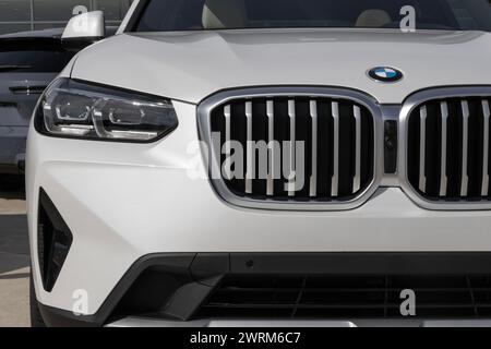 Lafayette - 12 marzo 2024: Esposizione BMW X3 xDrive30i presso una concessionaria. BMW offre la X3 con un motore TwinPower Turbo 4 cilindri in linea da 2,0L. IL MIO: 2024 Foto Stock