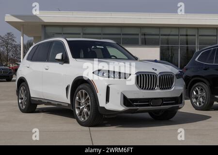 Lafayette - 12 marzo 2024: Display ibrido BMW X5 xDrive40i presso una concessionaria. BMW offre la X5 xDrive40i con tecnologia ibrida eBoost 48V. IL MIO: 20 Foto Stock