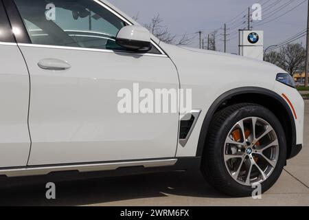 Lafayette - 12 marzo 2024: Display ibrido BMW X5 xDrive40i presso una concessionaria. BMW offre la X5 xDrive40i con tecnologia ibrida eBoost 48V. IL MIO: 20 Foto Stock