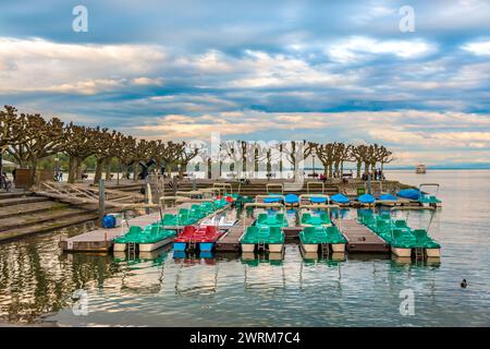 Bella vista del Gondelehafen, un piccolo porto per noleggiare pedalò e motoscafi elettrici, situato nel parco Stadtgarten di Costanza (Costanza),... Foto Stock