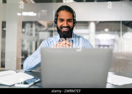 Ritratto positivo indiano Guy addetto al servizio clienti che lavora in ufficio Foto Stock