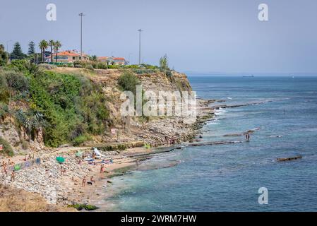 Costa dell'Oceano Atlantico a Sao Pedro do Estoril, villaggio del comune di Cascais in Portogallo Foto Stock