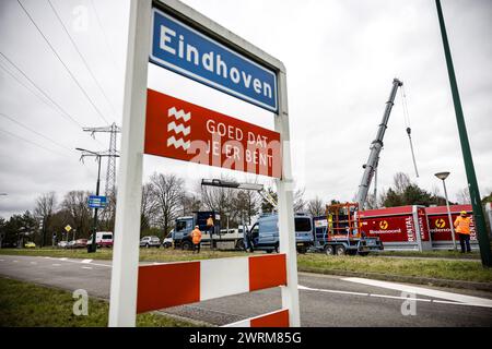 EINDHOVEN - servizi di emergenza e dipendenti dell'operatore di rete Enexis a Eindhoven, dove un grande gasdotto rischia di collassare. I servizi di emergenza hanno chiuso l'area. Il gasdotto ad alta pressione si trova nel viadotto A2, vicino all'ingresso del campus High Tech. ANP ROB ENGELAAR netherlands Out - belgio Out Foto Stock