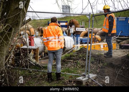 EINDHOVEN - servizi di emergenza e dipendenti dell'operatore di rete Enexis a Eindhoven, dove un grande gasdotto rischia di collassare. I servizi di emergenza hanno chiuso l'area. Il gasdotto ad alta pressione si trova nel viadotto A2, vicino all'ingresso del campus High Tech. ANP ROB ENGELAAR netherlands Out - belgio Out Foto Stock