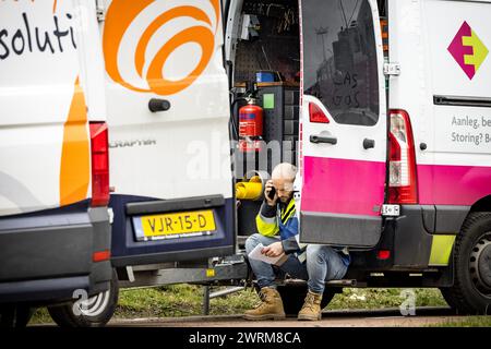 EINDHOVEN - servizi di emergenza e dipendenti dell'operatore di rete Enexis a Eindhoven, dove un grande gasdotto rischia di collassare. I servizi di emergenza hanno chiuso l'area. Il gasdotto ad alta pressione si trova nel viadotto A2, vicino all'ingresso del campus High Tech. ANP ROB ENGELAAR netherlands Out - belgio Out Foto Stock