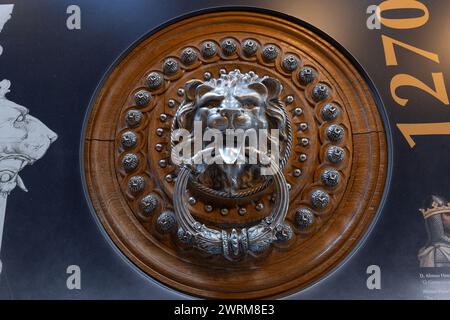 Porta in metallo antico battente con testa di leone nel palazzo Quinta da Regaleira a Sintra, Portogallo. Foto Stock