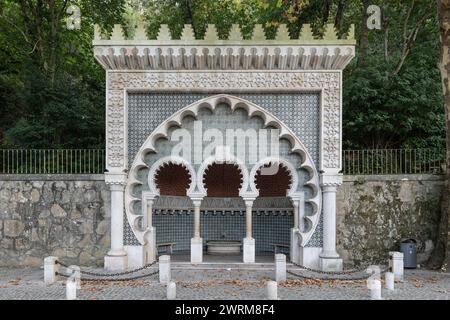 Fonte Mourisca (Fontana moresca) presso volta da Duche a Sintra, Portogallo. Fontana del 1922 in stile arabesco con tre archi a ferro di cavallo, progettata Foto Stock