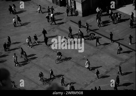 La gente passeggia per Piazza del Duomo a Milano, vicino a Gallería Vittorio Emanuele II Foto Stock