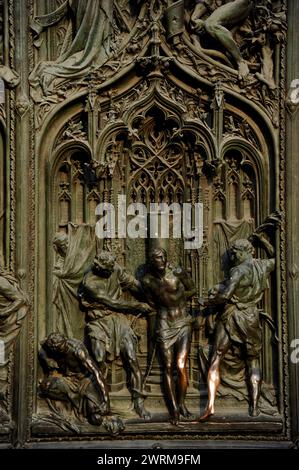 Scultura in bronzo raffigurazione Gesù Cristo flagellazione porte principali Duomo di Milano Basilica Natività Chiesa di Santa Maria Duomo Milano arte Foto Stock