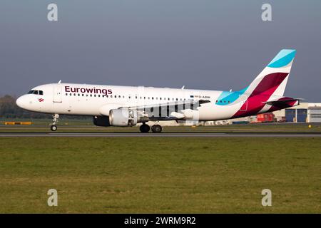 Vienna / Austria - 18 aprile 2019: Eurowings Airbus A320 D-ABNI aereo passeggeri arrivo e atterraggio all'aeroporto internazionale di Vienna Foto Stock