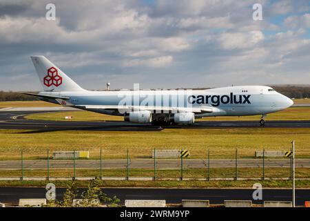 Budapest, Ungheria - 11 novembre 2017: Aereo cargo Cargolux all'aeroporto. Trasporto aereo e spedizione. Aviazione e aerei. Industria dei trasporti. Ingresso globale Foto Stock