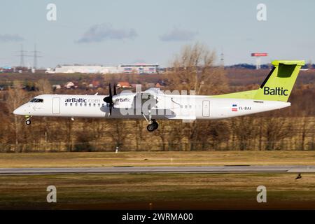 Budapest, Ungheria - 20 novembre 2017: Aereo passeggeri Air Baltic in aeroporto. Pianificare i viaggi di volo. Aviazione e aerei. Trasporto aereo. Int. Globale Foto Stock